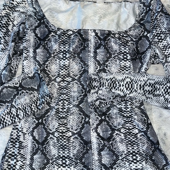 Snakeskin Print Long Sleeve Crop Top - Picture 2 of 3